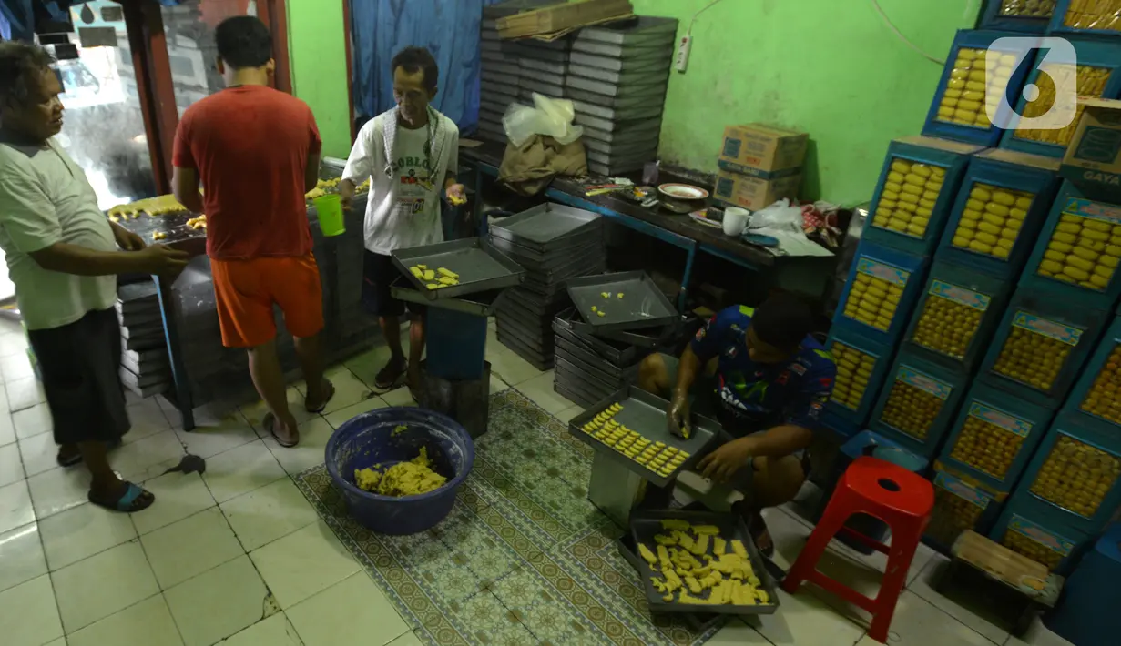 Suasana proses pembuatan kue kering di usaha pembuatan kue Pusaka Kwitang di kawasan Kwitang, Jakarta Pusat, Selasa (27/4/2021). Kue kering yang diproduksi antara lain putri salju, kastengel, nastar, kue lidah kucing, dan kue kacang. (merdeka.com/Imam Buhori)
