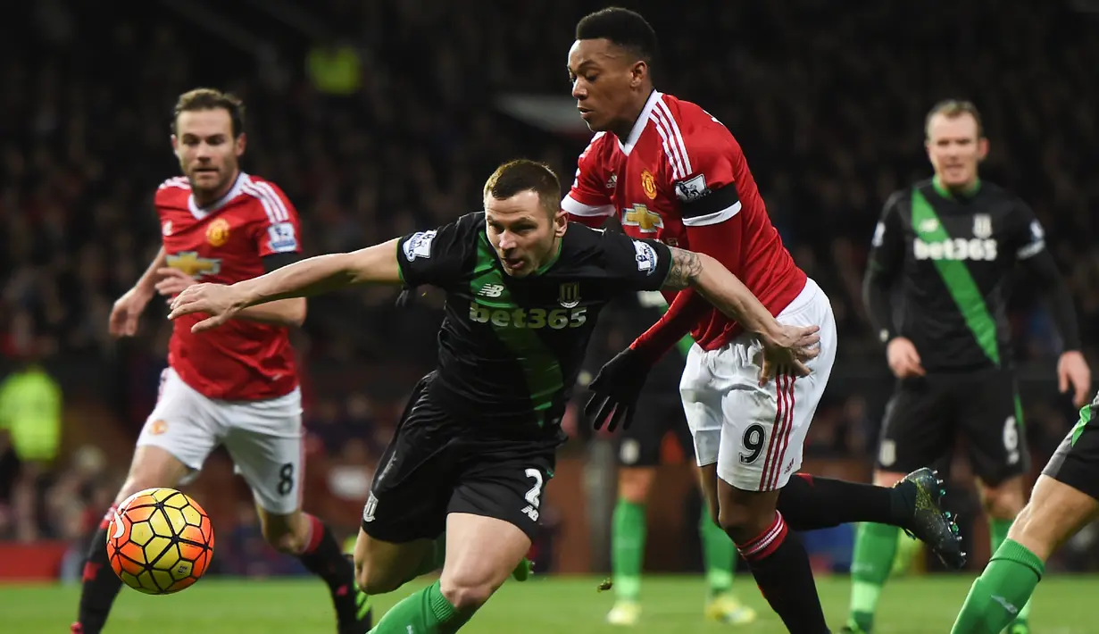 Pemain MU, Anthony Martial, berebut bola dengan pemain Stoke City, Phil Bardsley (kiri), dalam lanjutan Liga Inggris di Stadion Old Trafford, Manchester, Rabu (3/2/2016) dini hari WIB. (AFP/Paul Ellis)
