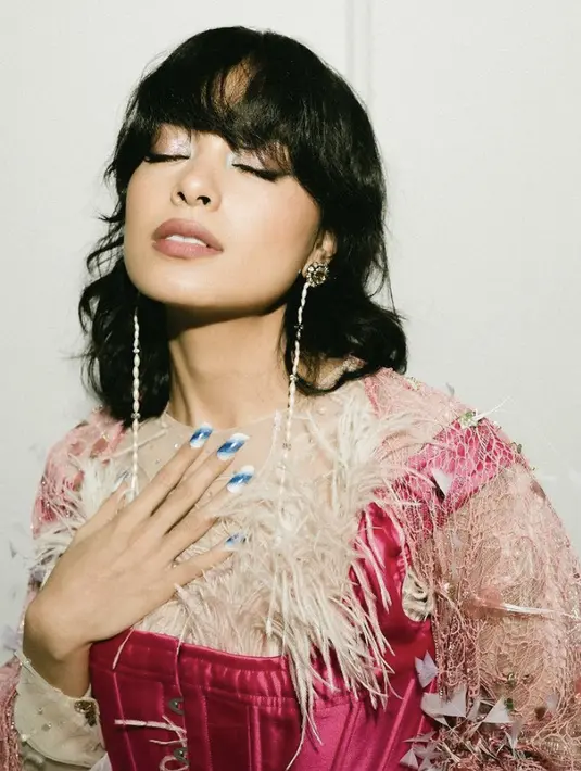 <p>Warna kutek bright blue dikombinasikan warna putih juga begitu pas pada kulit eksotis Eva Celia. @evacelia</p>