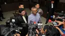 Alex Usman memberikan keterangan pers usai pembacaan vonis di Pengadilan Tipikor, Jakarta, Kamis (10/3/2016). Majelis Hakim menjatuhi hukuman kepada Alex Usman 6 tahun penjara dan denda Rp 500 juta. (Liputan6.com/Gempur M Surya)