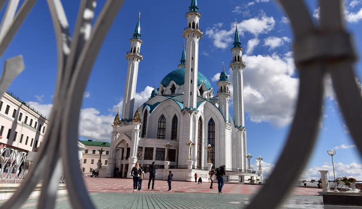 Wisatawan mengunjungi masjid Kul Sharif yang terletak di Kazan, Rusia. Arsitekturnya yang indah menjadikannya sebagai salah satu objek tujuan para pelancong muslim. (Photo by SAEED KHAN / AFP)