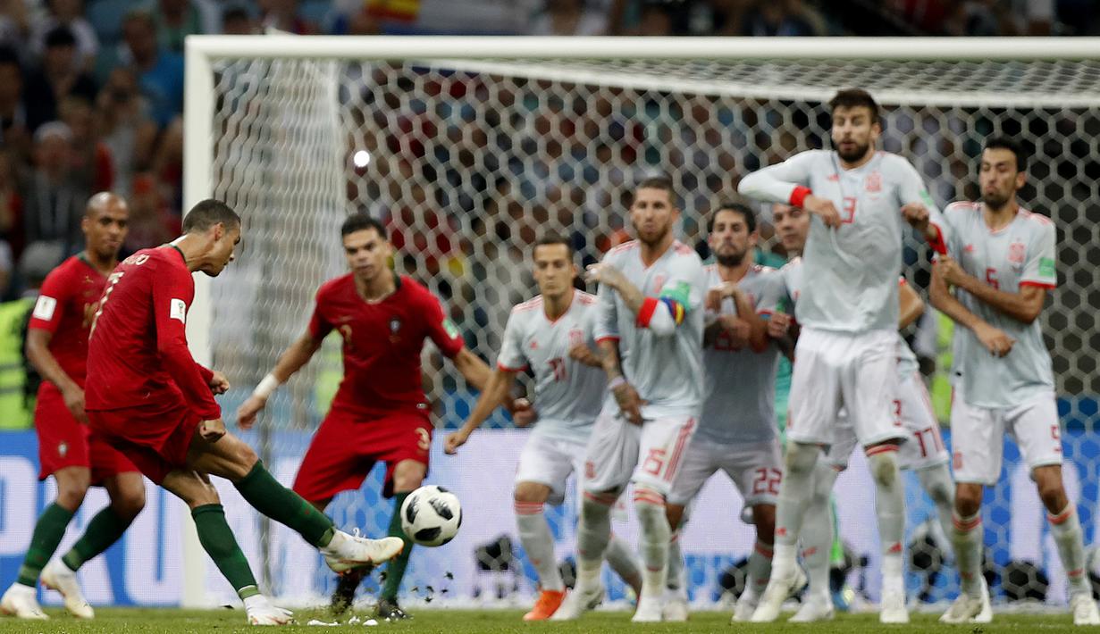 Proses terjadinya gol yang dicetak bintang Portugal, Cristiano Ronaldo, ke gawang Spanyol pada laga Grup B Piala Dunia di Stadion Fisht, Sochi, Jumat (15/6/2018). Kedua negara bermain imbang 3-3. (AP/Francisco Seco)