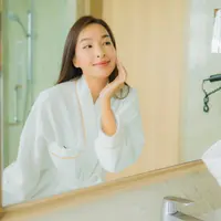 Potret perempuan cantik yang sedang melakukan rutinitas skincare harian. (©mrsiraphol/DepositPhotos)