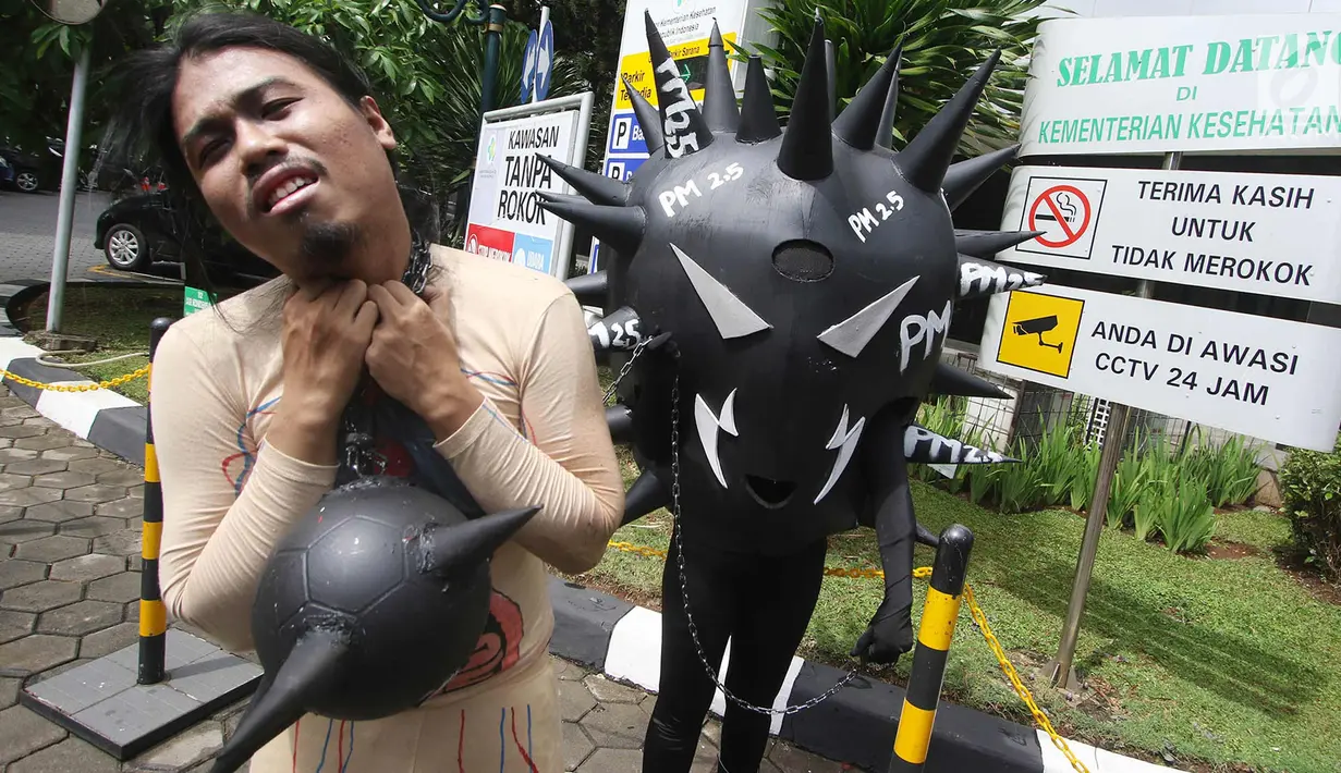 Aksi teatrikal aktivis Greenpeace di Kemenkes, Jakarta, Kamis (28/9). Mereka ingin menyampaikan bahwa pemerintah, khususnya Kemenkes, harus memerhatikan masalah polusi udara yang menjadi ancaman kesehatan masyarakat. (Liputan6.com/Immanuel Antonius)