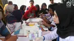 Warga mendapatkan pengobatan gratis pada kegiatan bakti sosial di Lapangan Merdeka, Balikpapan, Kalimantan Timur, Selasa (23/7/2019). Pertamina bekerja sama dengan Bhayangkari mengadakan bakti sosial di wilayah Balikpapan dalam rangka Hari Kesatuan Gerak Bayangkari ke-67. (Liputan6 com/Angga Yuniar)