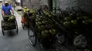 Pedagang eceran gas elpiji tiga kg berada di agen elpiji Karet Kuningan, Jakarta, Selasa (26/5/2015). Untuk menghindari subsidi yang tidak tepat sasaran, Pertamina melabeli gas tiga Kg dengan "Hanya untuk Masyarakat Miskin". (Liputan6.com/Johan Tallo)