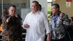 Direktur Utama PT PLN Sofyan Basir saat akan keluar untuk menunaikan salat Jumat di gedung KPK, Jakarta, Jumat (20/7). Sofyan Basir memenuhi panggilan KPK untuk diperiksa sebagai saksi kasus dugaan korupsi proyek PLTU di Riau. (Merdeka.com/Dwi Narwoko)