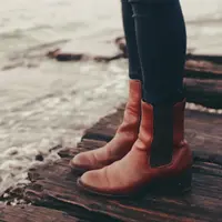 Sepatu boots. (via: encyclo.co.id)