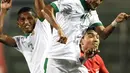 Duel udara terjadi saat Indonesia versus Singapura di Piala AFF 2016, Manila, Jumat (25/11). Sempat tertinggal di babak pertama, Indonesia mampu membalikkan keadaan di babak kedua. (AFP PHOTO / Ted Aljibe)