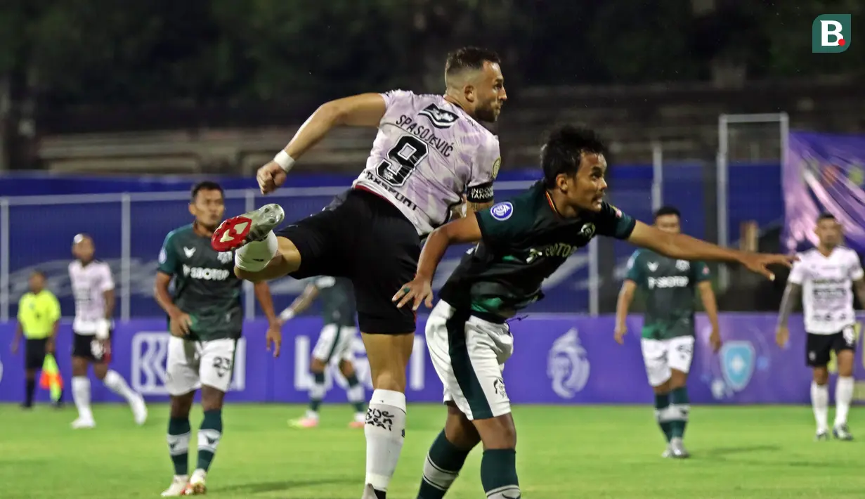 Gol kedua Bali United dicetak oleh Ilija Spasojevic lewat sundulan kepala selang dua menit kemudian usai menerima umpan matang Ricky Fajrin. (Bola.com/Nandang Permana)