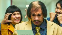 Reza Rahadian dalam My Stupid Boss. (Falcon via Instagram/ https://www.instagram.com/p/Bp6EvrvA-7K/?hl=en)