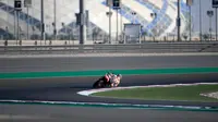 Pembalap Repsol Honda, Dani Pedrosa saat beraksi dalam tes pramusim MotoGP 2018 di Sirkuit Losail, Qatar. (Twitter/Repsol Honda)
