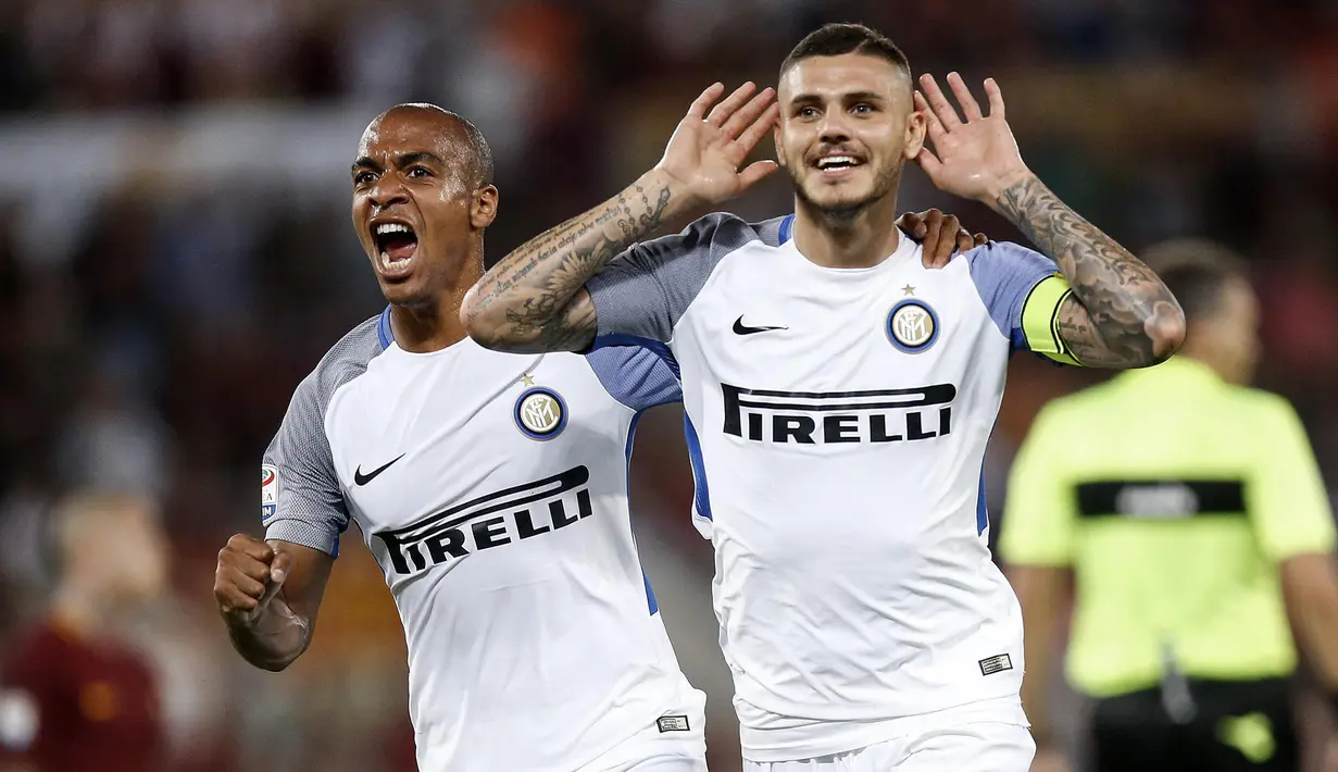 Pemain Inter Milan, Mauro Icardi (kanan) merayakan golnya ke gawang AS Roma pada lanjutan Serie A di Olympic Stadium, Roma (26/8/2017). Inter menang 3-1. (Riccardo Antimiani/ANSA via AP)