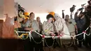 Kapolri Jenderal Tito Karnavian bersama Menteri Kesehatan RI, Nila Moeloek memotong pita saat peresmian gedung baru di Rumah Sakit Bhayangkara (RS Polri) Kramat Jati, Jakarta, Kamis (28/12). (Liputan6.com/Faizal Fanani)