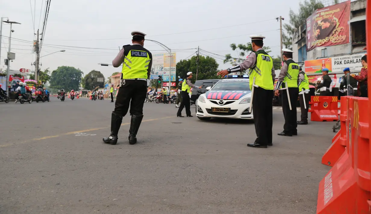 Sebelum rombongan keluarga Presiden Jokowi menyambangi lokasi pernikahan di Gedung Graha Saba Buana, terlebih dahulu ada prosesi Kirab, yakni iring-iringan dengan menggunakan kereta kencana. (Adrian Putra/Bintang.com)