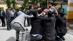 Sejumlah awak media saat bertanya kepada Presiden Mongolia, Tsakhiagiin Elbegdorj sebelum  menghadiri pemilihan parlemen di sebuah TPS di Ulaanbaatar, Mongolia, Rabu (29/6). (REUTERS/Jason Lee)