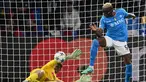 Pemain Napoli, Victor Osimhen (kanan) mencetak gol ke gawang Braga yang dijaga oleh Matheus pada laga lanjutan Grup C Liga Champions 2023/2024 di Armando Maradona Stadium, Napoli, Italia, Rabu (13/12/2023) dini hari WIB. (AFP/Alberto Pizzoli)