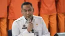 Direktorat Jenderal Imigrasi menyatakan bahwa seluruh WNA yang tertangkap tersebut terancam dikenai tindakan deportasi setelah proses pemeriksaan dan penegakan hukum selesai dilakukan. Tampak dalam foto, Kepala Kantor Imigrasi Batam, Hajar Aswad, memberikan pernyataan pers di Kantor Imigrasi Jakarta pada Selasa 18 November 2025. (BAY ISMOYO/AFP)