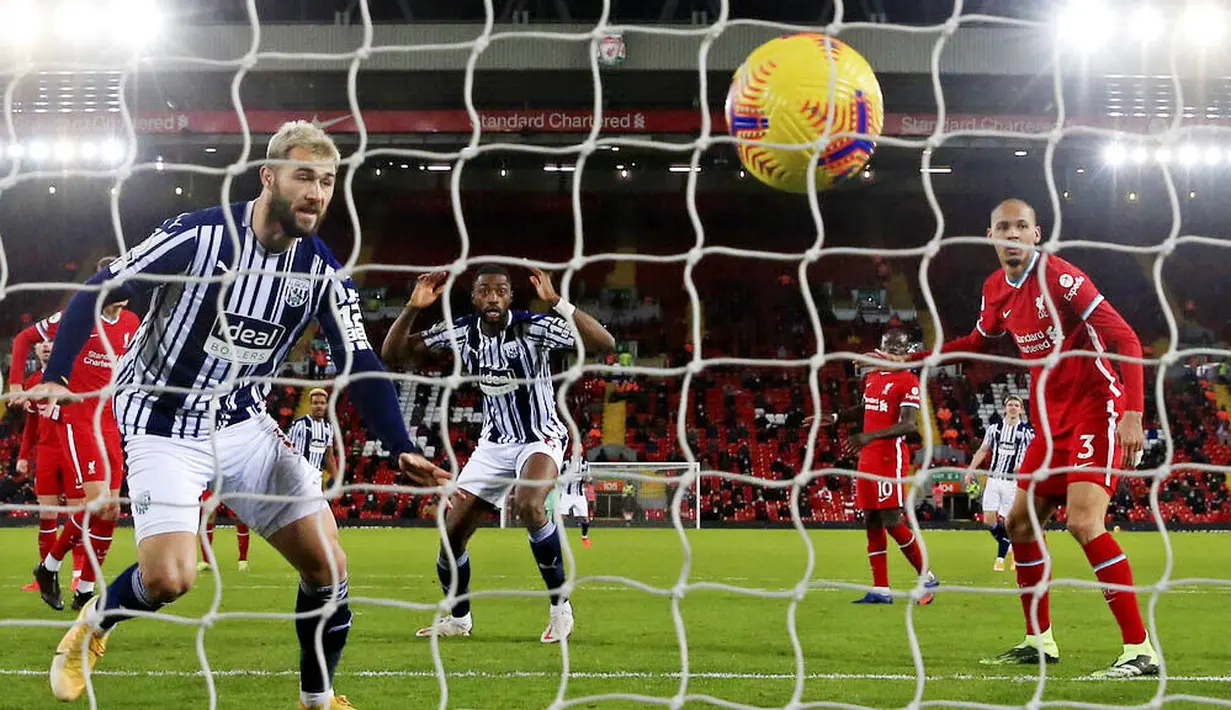 Ekspresi pemain West Bromwich Albion, Semi Ajayi, saat melawan Liverpool pada laga Liga Inggris di Stadion Anfield, Minggu (27/12/2020). Kedua tim bermain imbang 1-1. (Nick Potts/Pool via AP)