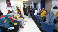 Rata-rata nasabah Bank Mandiri korban skimming pernah bertransaksi di ATM di kawasan Gedung Graha Pena Surabaya. (Liputan6.com/Dian Kurniawan)