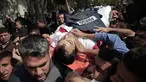 Pelayat membawa jasad seorang wartawan Palestina yang tewas ditembak tentara Israel saat meliput protes di perbatasan Gaza dengan Israel, Sabtu (7/4). Wartawan bernama Yasser Murtaja itu bekerja untuk kantor berita Ain Media. (AP Photo/Khalil Hamra)