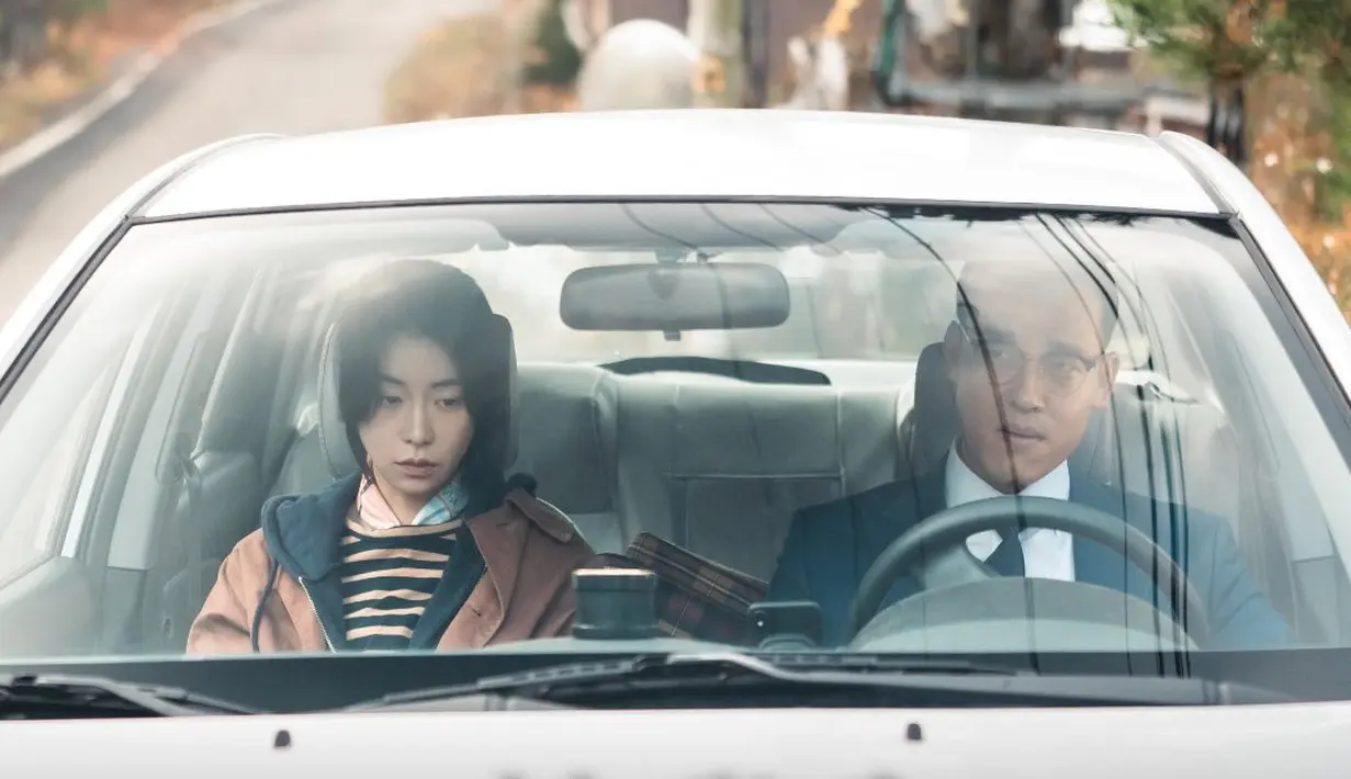 Di foto lain, dia terlihat kosong dan kalah saat dia diam-diam duduk di sampingnya di dalam mobil. Lies Hidden in My Garden akan tayang pada 19 Juni 2023. (Foto: ENA via Soompi)