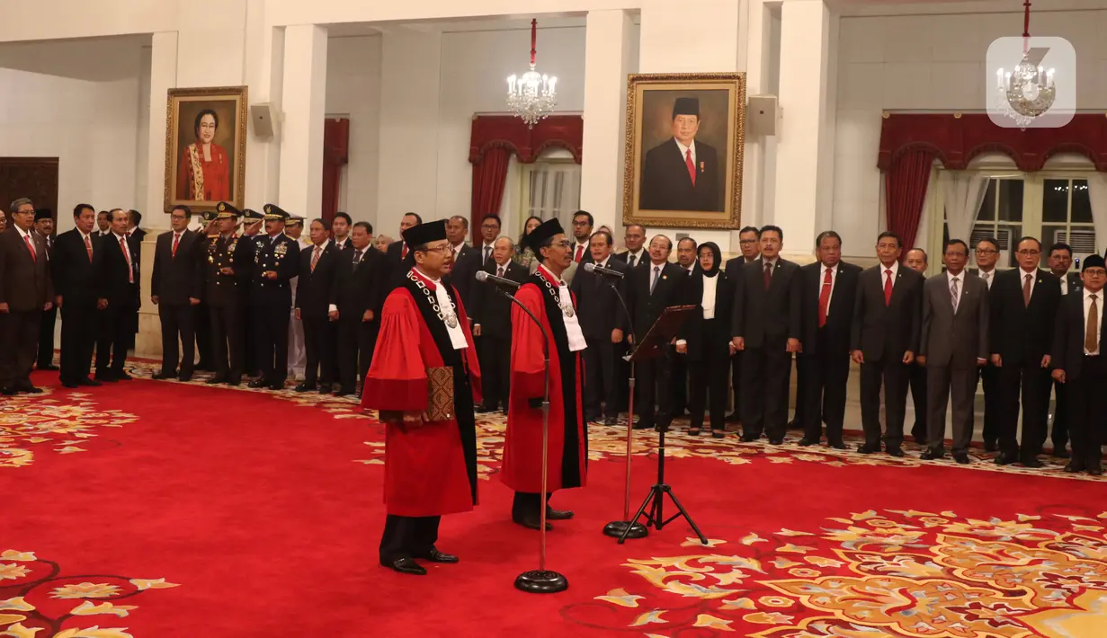 Hakim Mahkamah Konstitusi, Suhartoyo dan Daniel Yusmic Pancastaki mengucapkan sumpah jabatan saat upacara pelantikan di Istana Negara, Selasa (7/1/2020). Presiden Jokowi melantik Suhartoyo dan Daniel Yusmic Pancastaki Foekh sebagai Hakim Konstitusi periode 2020-2025. (Liputan6.com/Angga Yuniar)