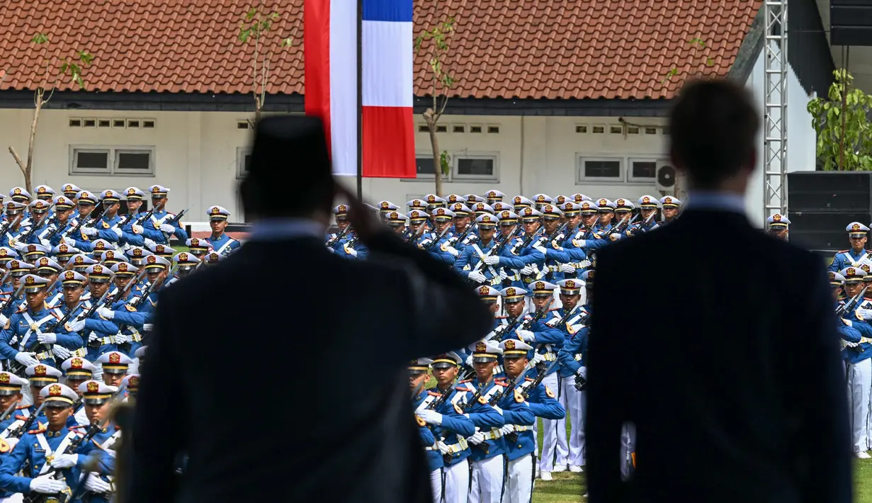 Dalam kunjungan kenegaraannya, Presiden Prancis Emmanuel Macron bersama Presiden Indonesia Prabowo Subianto meninjau Akademi Militer (Akmil) di Magelang, Jawa Tengah, Kamis (29/5/2025). (JEANNE ACCORSINI/POOL/AFP)