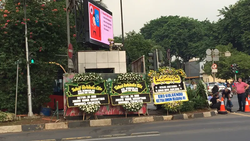 20160115-ledakan sarinah-jakarta-pos pol karangan bunga