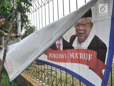 Petugas Satpol PP mencopot spanduk APK di sepanjang Jalan Yos Sudarso, Jakarta Utara, Rabu (13/3). Bawaslu menginstruksikan Pemkot se-DKI Jakarta untuk menertibkan APK yang dipasang di sembarang tempat dan fasilitas umum. (merdeka.com/Iqbal S. Nugroho)