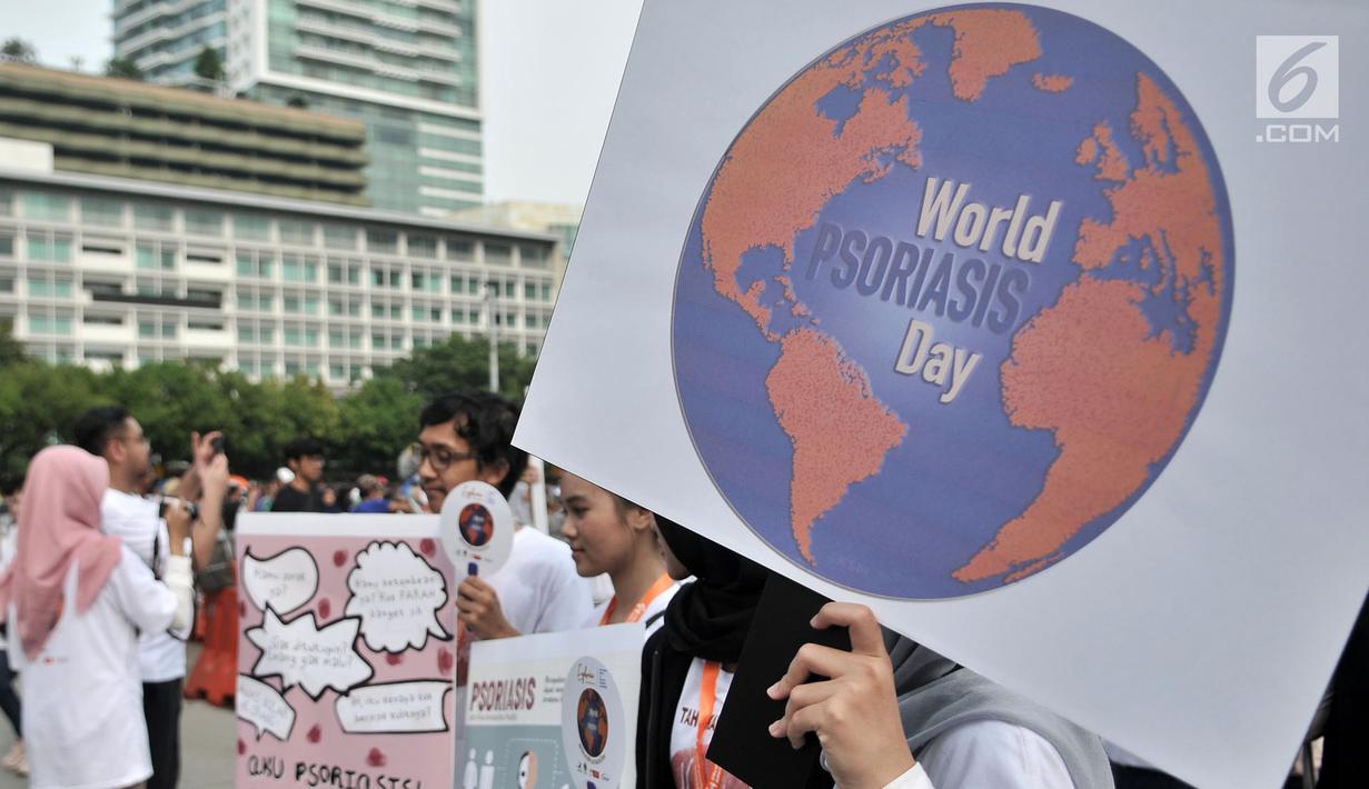 Mahasiswa dari Fakultas Kedokteran Universitas Indonesia (FKUI) menggelar kampanye tentang penyakit Psoriasis saat car free day di Jakarta, Minggu (4/11). Kampanye dilakukan dalam rangka memperingati World Psoriasis Day 2018 (Merdeka.com/Iqbal S. Nugroho)