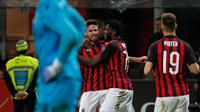 Penyerang AC Milan, Fabio Borini berselebrasi dengan timnya setelah mencetak gol ke gawang Bologna dalam laga pekan ke-35 Liga Italia di San Siro, Senin (6/5/2019). AC Milan berhasil mengatasi Bologna 2-1 demi memelihara asa mereka mengamankan tiket ke Liga Champions musim depan (AP/Antonio Calanni)
