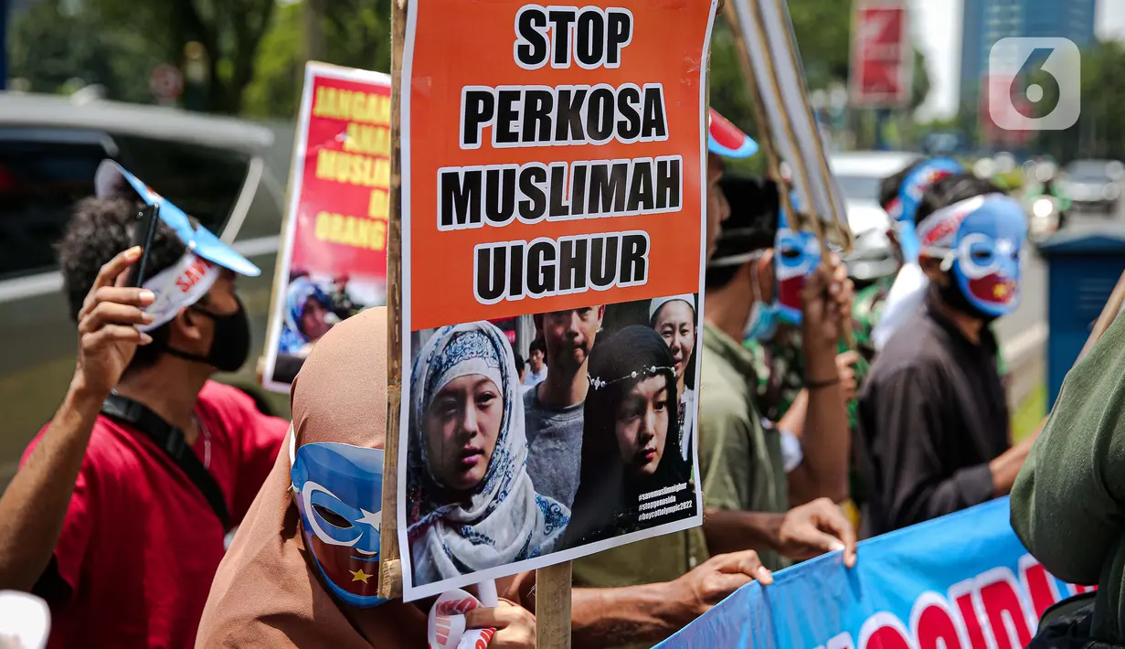 Massa Aliansi Mahasiswa Islam berunjuk rasa di depan Kantor Kedutaan Besar Republik Rakyat China, Jakarta, Kamis (25/3/2021). Massa menuntut pemerintah China lewat kedutaan besarnya di Indonesia segera menghentikan penyiksaan, penyanderaan, dan pemerkosaan muslim Uighur. (Liputan6.com/Faizal Fanani)