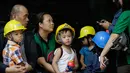 Anak-anak dievakuasi setelah gempa melanda Manila, Filipina (11/8). Sejauh ini, belum ada peringatan tsunami yang dikeluarkan. Peringatan gelombang raksasa biasanya dikeluarkan menyusul gempa di atas 6,5 SR yang berpusat di laut. (AP Photo/Aaron Favila)