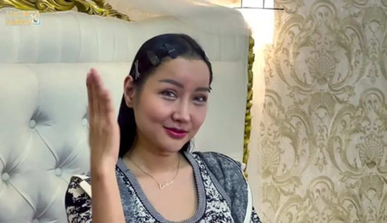 <p>Namun dalam Youtubenya, netizen tak sedikit yang merasa wajah lama Lucinta Luna lebih cantik mirip seperti Wonyoung. YouTobe Lucinta Luna</p>