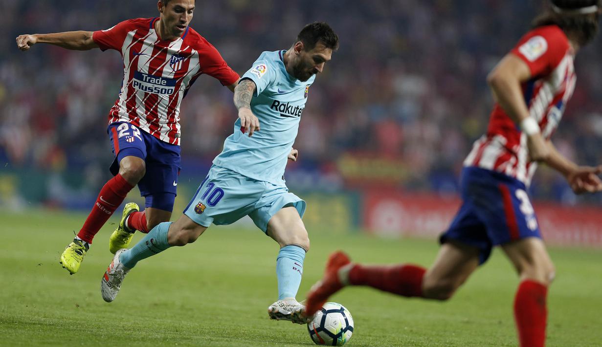 Striker Barcelona, Lionel Messi, berusaha melewati pemain Atletico Madrid pada laga La Liga Spanyol di Stadion Wanda Metropolitano, Minggu (15/10/2017). Atletico Madrid bermain imbang 1-1 dengan Barcelona. (AP/Francisco Seco)