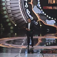 Ernest Prakasa meraih trofi kemenangan di Festival Film Bandung 2017. (Deki Prayoga/Bintang.com)