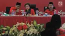 Ketua Umum PDI Perjuangan Megawati Soekarnoputri (tengah) berbincang dengan Sekjen Hasto Kristiyanto (kiri) dalam pembukaan Sekolah partai angkatan ke-6 di Wisma Kinasih, Depok, Minggu (28/1). (Liputan6.com/Herman Zakharia)