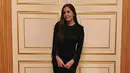 Anisha kerap tampil dengan busana warna hitam, misalnya mengenakan long dress lengan panjang hitam polos. Dengan rambut yang digerai. [@anisha.haikk]