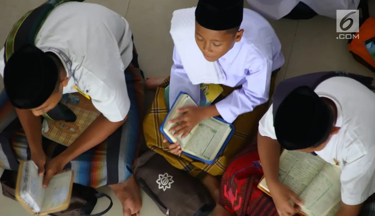 Santri melakukan tadarus Alquran berjamaah di Pesantren Tarbiyah Islamiyah Ar-Raudlatul Hasanah, Medan, Sumatera Utara (21/5). (Liputan6.com/Reza Perdana)