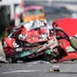 Polisi mengukur jalanan setelah kejadian kecelakaan bus dan taksi di Hong Kong (30/11). Lima orang tewas dan 32 luka-luka setelah akibat kecelakaan tersebut. (AFP Photo/Anthony Wallace)