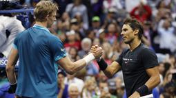 Rafael Nadal (kanan) memberikan salam kepada Kevin Anderson usai final tunggal putra AS Terbuka 2017 di USTA Billie Jean King National Tennis Center,  New York, (10/9/2017). Rafael Nadal menang 6-3, 6-3, 6-4. (AP/Adam Hunger)