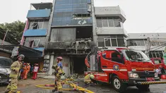 Petugas pemadam kebakaran terlihat di lokasi kejadian usai memadamkan kebakaran di sebuah gedung tujuh lantai di Jakarta Pusat pada Selasa 9 Desember 2025. Kebakaran hebat menghanguskan Gedung Terra Drone di Cempaka Baru, Kemayoran, Jakarta Pusat. (SYNATRIA RESPATI/AFP)
