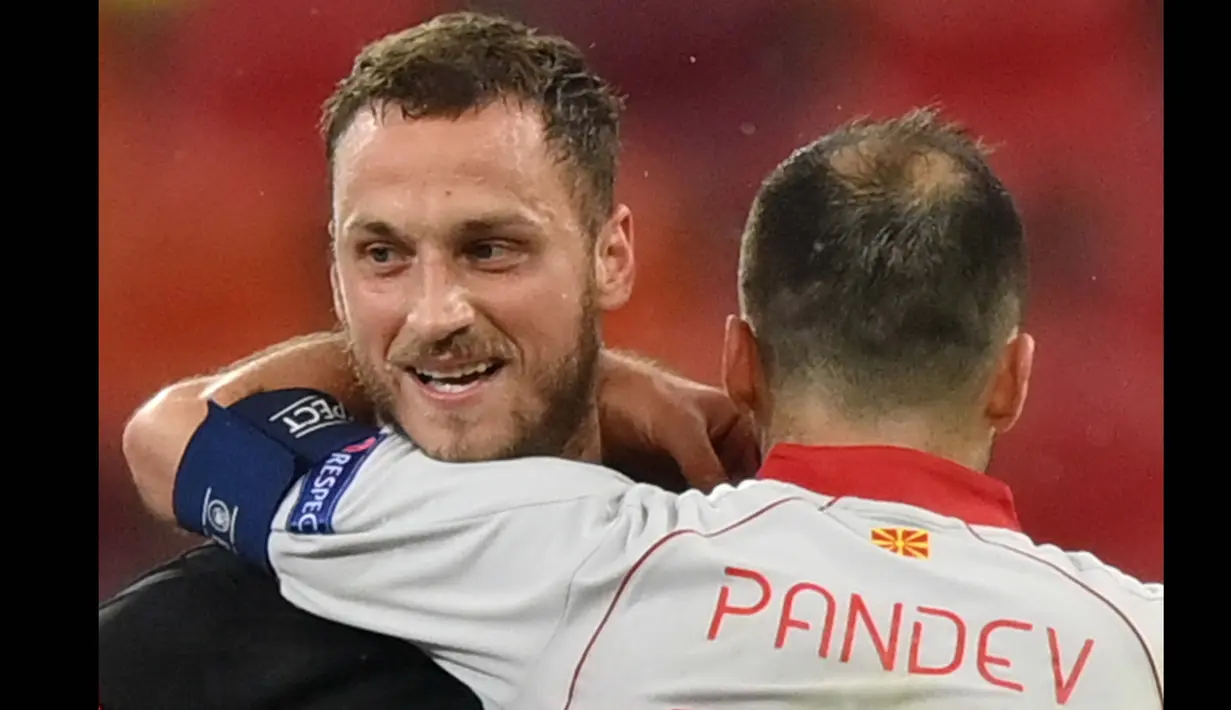 Arnautovich sendiri belakangan meminta maaf atas perilaku tersebut dan usai pertandingan ia pun mendapatkan pelukan dari Goran Pandev selaku kapten tim Makedonia Utara. (Foto: AFP/Pool/Justin Setterfield)