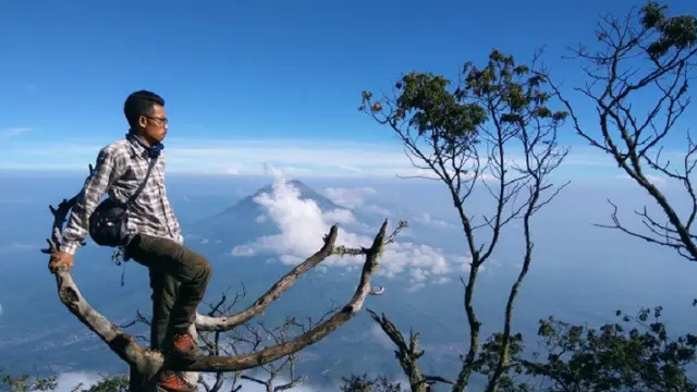 Fauzi Rizki Arbie saat sedang melakukan hobinya, naik gunung (Sumber: Menpan.go.id)