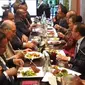 Jamuan makan siang Tantowi Yahya dengan sejumlah kepala perwakilan negara-negara Pasifik. (dok. Instagram @tantowiyahyaofficial/https://www.instagram.com/p/CCVOLnWjaqT/Dinny Mutiah)