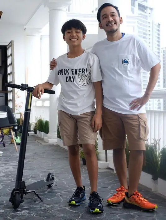 “Saya berasal dari orang susah. Di Bekasi rumah tipe 27, cuma 2 kamar. Papah ku juga disitu, kita 4 kakak beradik," ungkap Ruben Onsu. (Instagram/ruben_onsu)