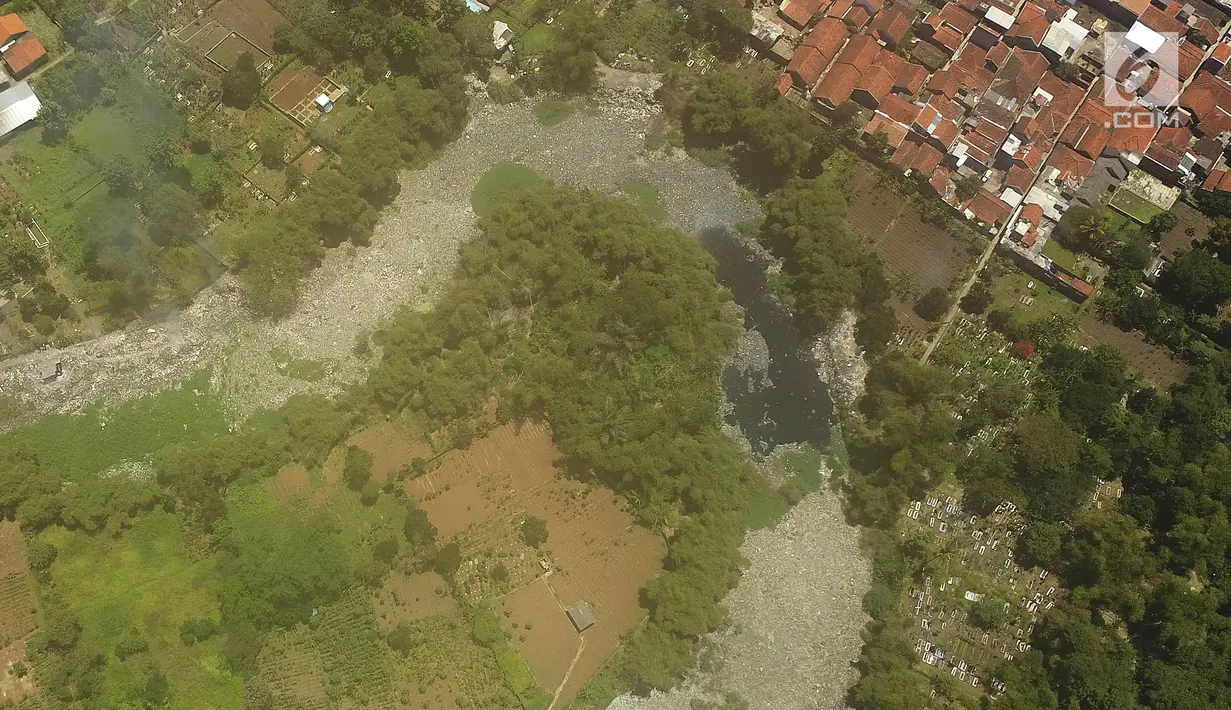 Foto udara Sungai Citarum Lama yang penuh sampah di kawasan Cicukang, Bandung, Jawa Barat, Rabu (3/4). Program Citarum Harum akan dilaksanakan oleh Kementerian Koordinator Bidang Kemaritiman. (Liputan6.com/Herman Zakharia)