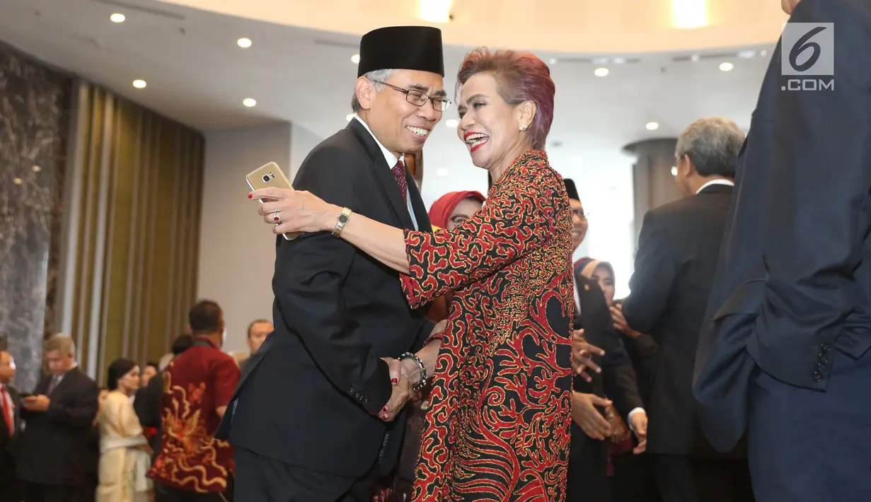 Miranda Gultom memberikan selamat kepada Wimboh Santoso usai dilantik sebagai ketua Dewan Komisioner OJK di Jakarta, Kamis (20/7). (Liputan6.com/Angga Yuniar)