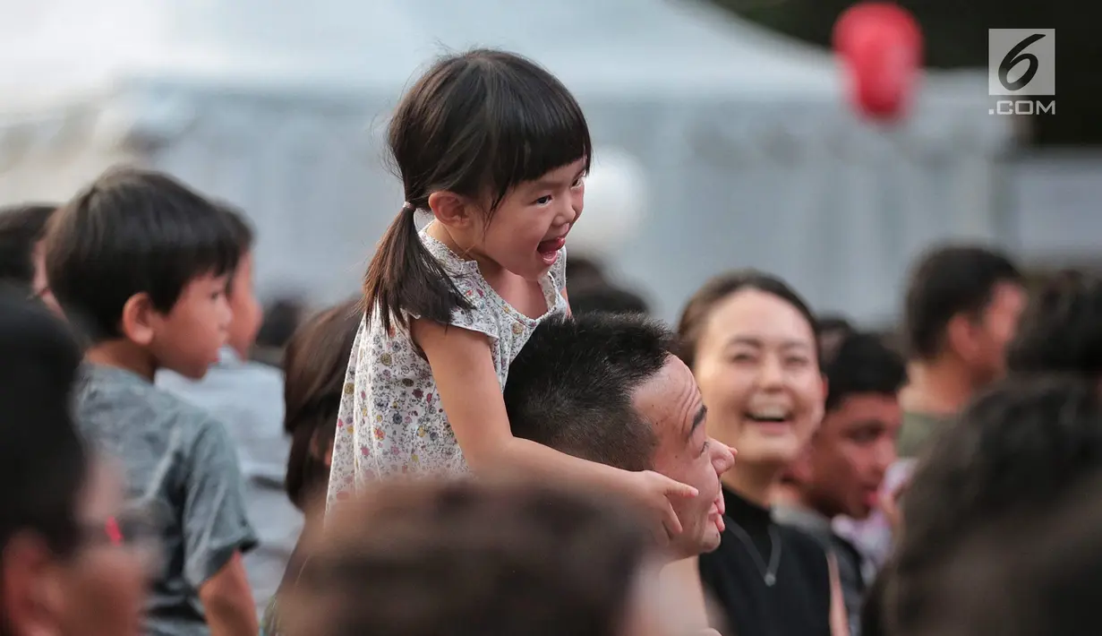Seorang anak kecil menghadiri hari pertama acara Jak-Japan Matsuri 2018 di Gelora Bung Karno, Senayan, Jakarta, Sabtu (8/9). Untuk bisa menikmati acara, Anda hanya perlu merogoh kocek sebesar Rp 40.000. (Liputan6.com/Faizal Fanani)